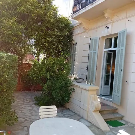 Lägenhet Un Rez De Jardin En Plein Centre *