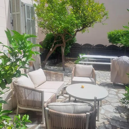 Un Rez De Jardin En Plein Centre Cannes