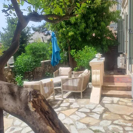Un Rez De Jardin En Plein Centre * Cannes