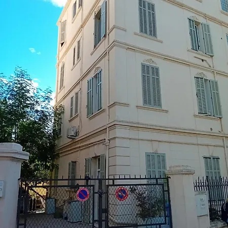 Апартаменты Un Rez De Jardin En Plein Centre *