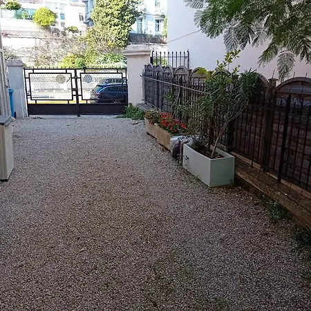 Un Rez De Jardin En Plein Centre * Канны